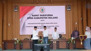 Foto: Bupati Malang Sanusi saat menyerahkan dokumen kepada Ketua DPRD Malang 